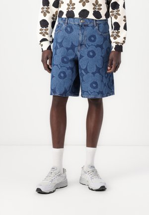 Jeansshorts met een grote bloemenprint in verschillende blauwtinten, met een traditionele vijf-pocketontwerp en een rechte pijp.