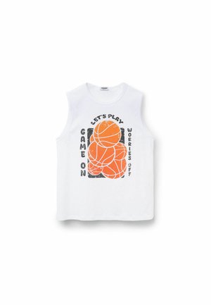 Wit mouwloos shirt met drie oranje basketbalballen en zwarte tekst "Let’s play," "Game on," en "Worries off" rond de ballen.