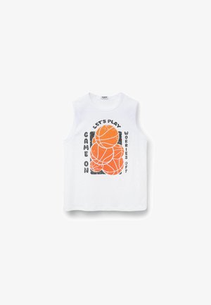Wit mouwloos shirt met drie oranje basketbalballen en zwarte tekst "Let’s play," "Game on," en "Worries off" rond de ballen.