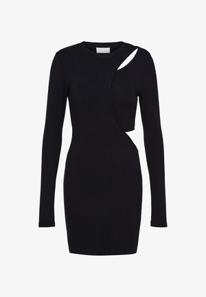 Vestido negro ajustado de manga larga con corte asimétrico en el hombro y la cintura, con escote redondo y silueta ceñida.