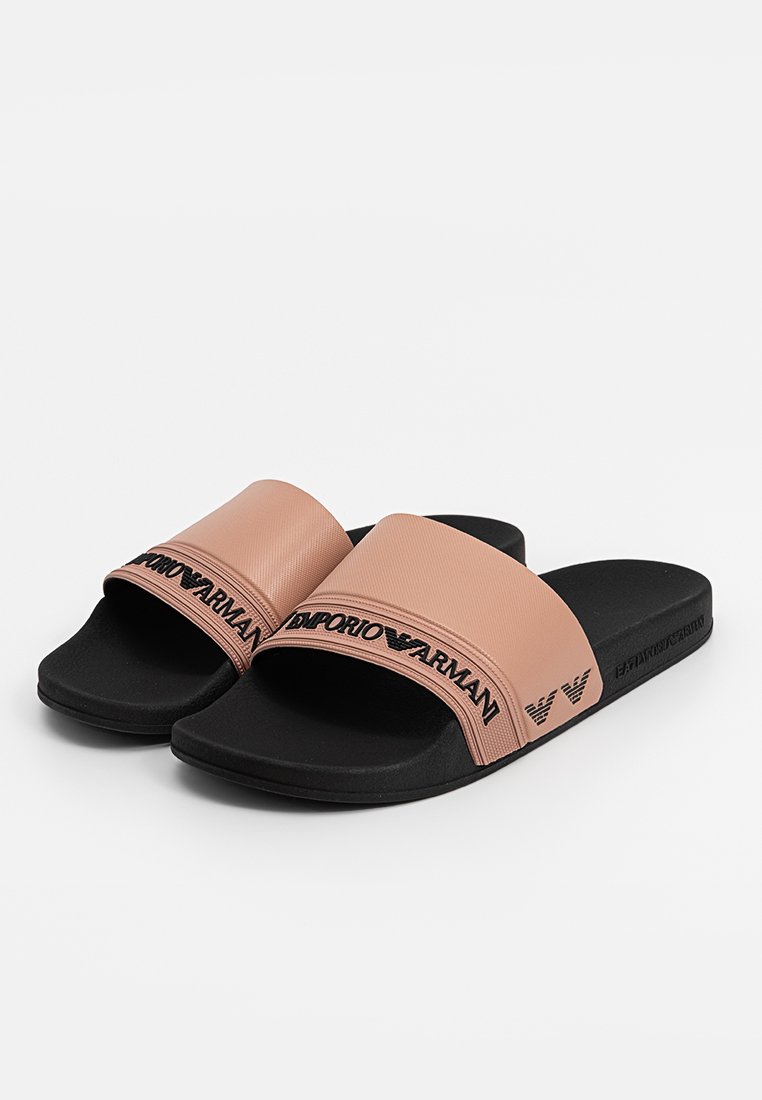 Sandalias de goma rosa con suela texturada negra; tira ancha con el logotipo "EMPORIO ARMANI" en negro en la parte superior. Diseño antideslizante.