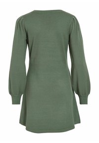 Abito lavorato a maglia verde con maniche lunghe a sbuffo, scollatura rotonda e un corpetto aderente che si allarga all'orlo. Texture liscia in tutto l'abito.
