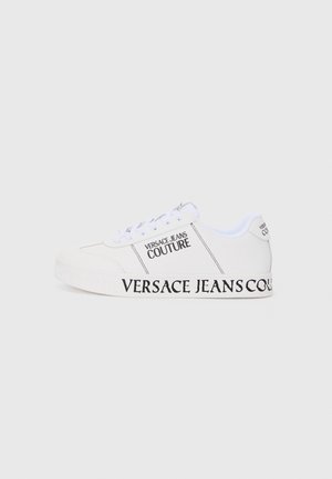 Weißer Sneaker mit strukturiertem Finish, ausgestattet mit schwarzem "VERSACE JEANS COUTURE" Branding an der Seite und einer flachen Gummisohle.