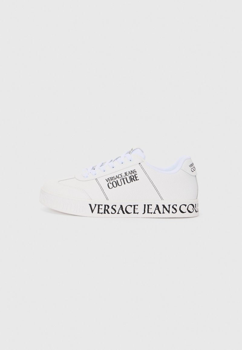 Balti sportbačiai su tekstūruota apdaila, šone su juodu "VERSACE JEANS COUTURE" ženklu ir plokščiu guminio padu.