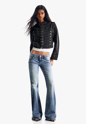 Bershka EMBROIDERED LOW-RISE - Flared Jeans - light blue