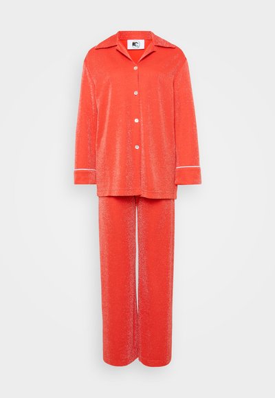 Rød pyjamas sæt lavet af et blødt, struktureret stof; har en knaplukket skjorte med krave og matchende bukser, prydet med hvid kant.