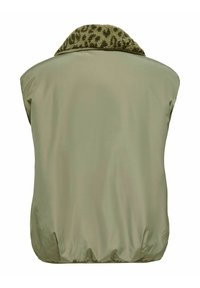 Ermeløs vest i olivengrønt med leopardmønstret kunstpelskrage. Har elastisk kant, glatt ytterstoff og ingen ekstra detaljer.