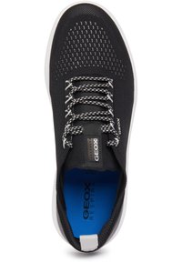 Zapatilla textil negra con parte superior de malla, suela blanca, cordones en contraste en blanco y negro, y plantilla azul etiquetada "GEOX RESPIRA."