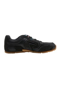 Baskets de sport basses noires avec mesh texturé et détails en daim, lacets à motifs, semelle en caoutchouc marron clair, vues de profil.