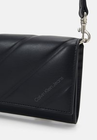 Calvin Klein Jeans QUILTED LONGFOLD STRAP - Borsa a tracolla - black