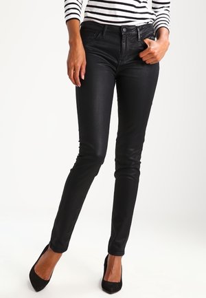 Jeans skinny negros con un acabado brillante, que cuentan con un diseño clásico de cinco bolsillos, pasadores para cinturón y un cierre de cremallera con botón.