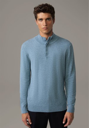 Pull en maille bleu clair avec un col haut et un passepoil à boutons. Il a des manches longues et un ourlet côtelé. Texture douce.