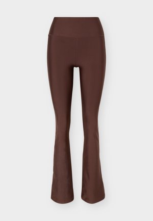 Smeđe visokog struka hlače na zvono od glatkog, rastezljivog materijala bez vidljivih uzoraka ili ukrasa.