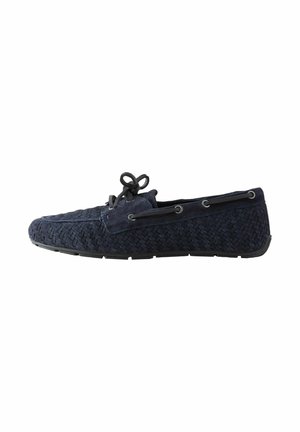 Marineblaue Herren-Fahrerloafer aus gewebtem Leder mit Schnürdetail und Gummisohle, in Seitenansicht gezeigt.
