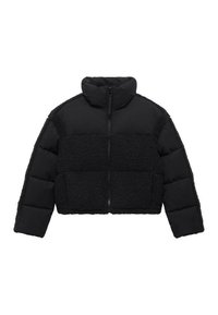 Czarna krótka kurtka puchowa z wysokim kołnierzem, przednim suwakiem oraz teksturowanymi panelami z polaru na korpusie i rękawach.