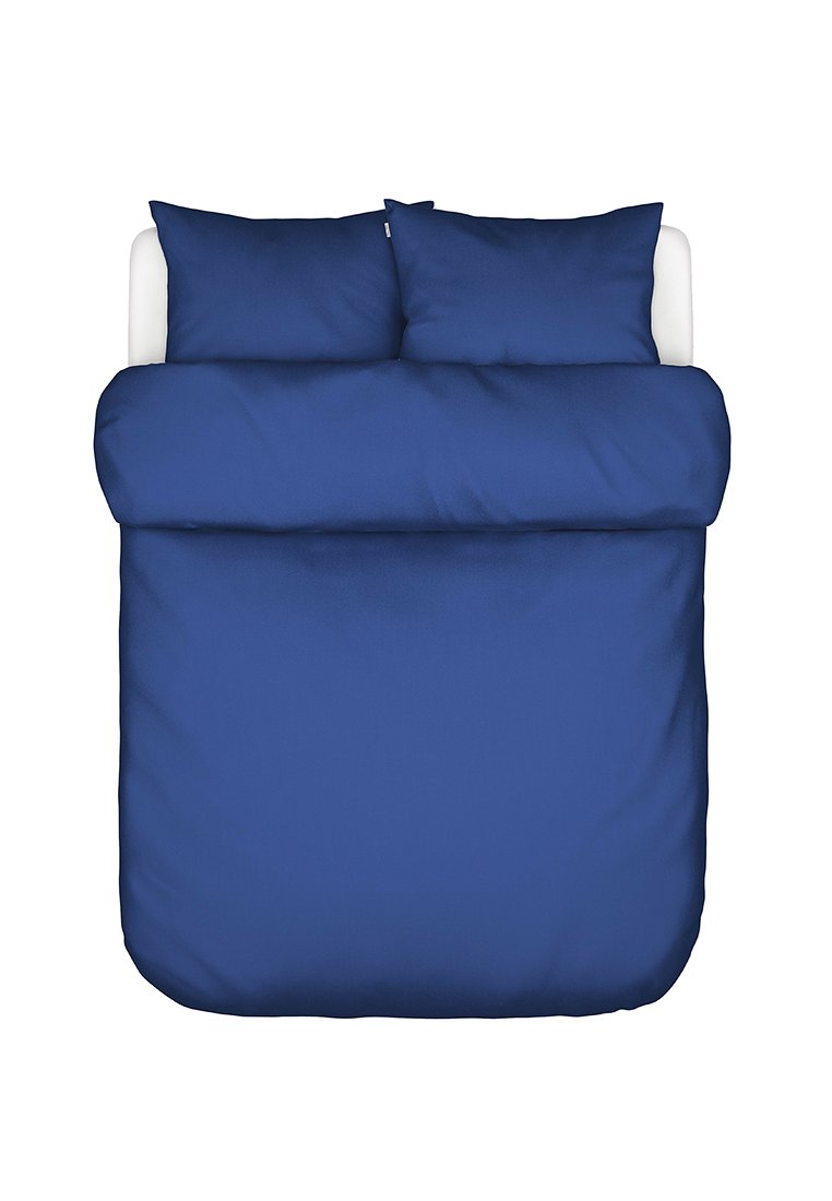 Bettwäsche-Set in Blau mit Bettdecke und zwei Kissenbezügen. Weicher Stoff und einfarbig, mit einer Klappenverschlusstechnologie für die Bettdecke.