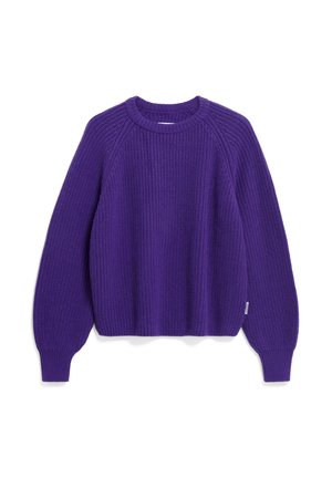 Pull en tricot violet avec un col rond, texture côtelée, manches longues et une coupe légèrement raccourcie. Doté de coutures raglan.