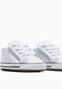 Sneakers bianchi in pelle con punta arrotondata, design con lacci e suola in gomma. Presentano un cappuccio texturizzato sulla punta e strisce orizzontali nere sulla suola.