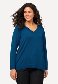 Türkisfarbener V-Ausschnitt-Pullover aus weichem Strickstoff, mit langen Ärmeln und einer lockeren Passform, ergänzt durch einen gerippten Saum und Bündchen.