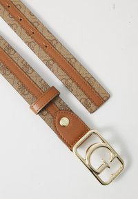 Cintura in tessuto marrone con una fibbia dorata, caratterizzata da un motivo texture e dettagli in pelle liscia. Inclusi due lunghezze di cinturino regolabili.