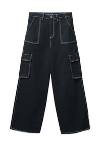 Czarne szerokie spodnie cargo z białymi przeszyciami, z wieloma kieszeniami i zapięciem na guzik w talii. Wykonane z trwałego materiału.