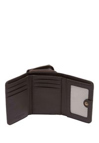 Brązowy skórzany portfel z wieloma miejscami na karty, przezroczystym okienkiem na dowód tożsamości oraz zamykaną na zamek kieszenią na górze. Gładkie wykończenie z detalami przeszyć.