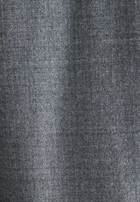 Tissu gris foncé à surface texturée, présentant un motif de tissage subtil et des nuances variées créant de la profondeur. Texture douce et souple.