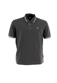 Polo de color gris oscuro, hecho de una mezcla de algodón, con un abertura de dos botones, detalles en color blanco en el cuello y las mangas, y un logotipo.