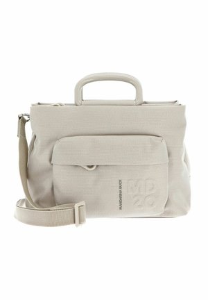 Sac texturé beige avec une poignée supérieure, une bandoulière réglable et une poche frontale. Présente un logo en relief et un design minimaliste.