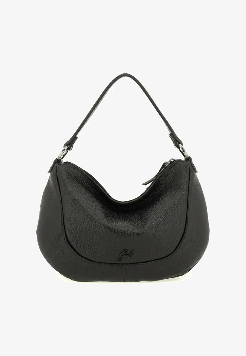 Borsa a spalla in pelle nera con forma curvata, finitura testurizzata, chiusura con zip superiore e manico corto. Presenta un logo discreto sul davanti.