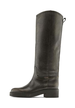 Knielange, donkergroene leren laars met een gladde textuur, ronde neus en een lage blokhak, met minimale stiksels en een trekhaak.