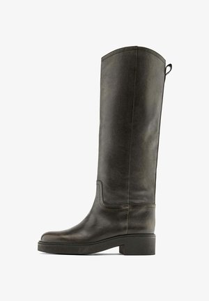 Kožená bota po kolena v tmavě zelené barvě, s hladkým povrchem, kulatou špičkou a nízkým blokovým podpatkem, s minimálním šitím a poutkem.