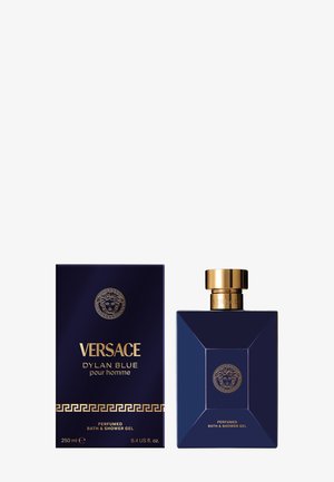 Gel bain et douche Versace Dylan Blue, 250 ml, présenté dans une bouteille carrée de couleur bleu marine avec un bouchon et un logo dorés, accompagné d'une boîte assortie.