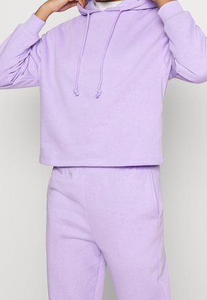 Ljuslila kort hoodie med snoddar, mjukt tyg, tillsammans med matchande sweatpants. Enkelt mönster med en avslappnad passform.