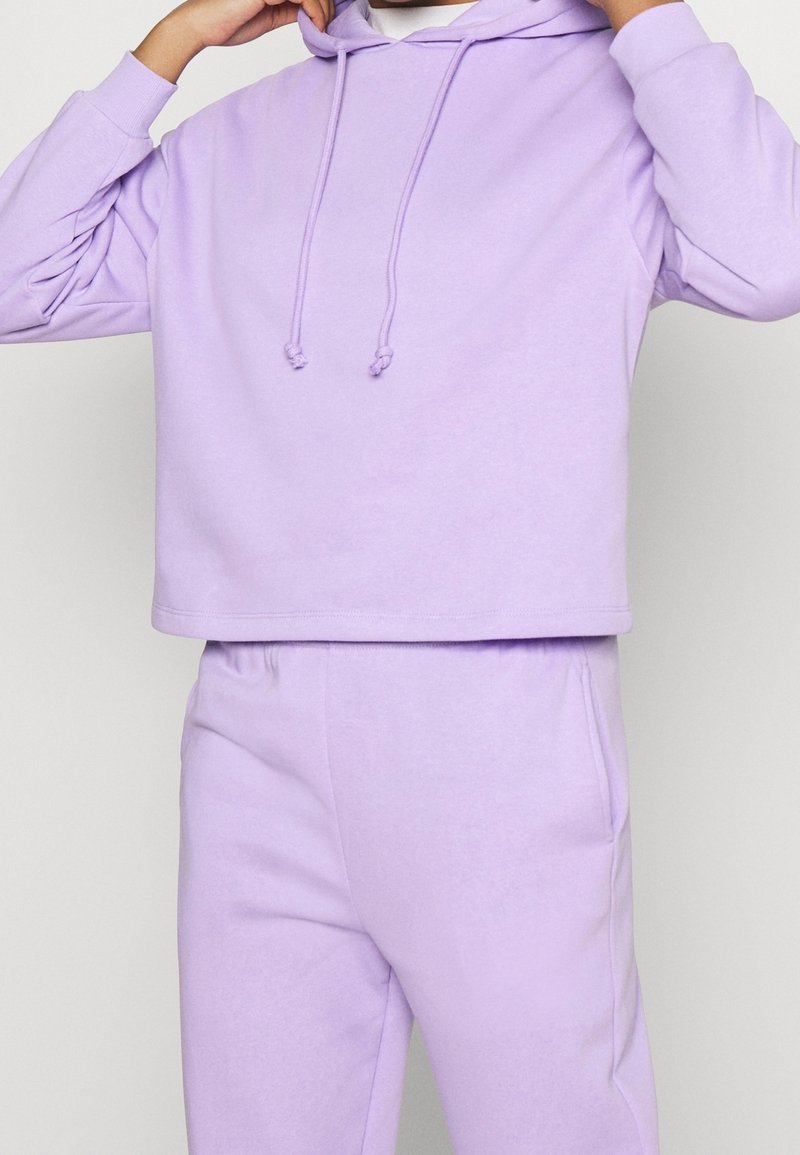 Ljuslila kort hoodie med snoddar, mjukt tyg, tillsammans med matchande sweatpants. Enkelt mönster med en avslappnad passform.