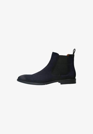 Marineblauwe suède Chelsea boots met elastische zijpanele en een lusje. Kenmerken zijn een ronde neus en een platte zwarte rubberen zool.