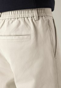 Next SLIM FIT ELASTICATED WAIST - Nohavice - light stone