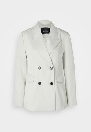 Blazer de rayas blancas de doble botonadura con solapas de picos, dos bolsillos frontales y botones negros. Textura de tela suave y corte entallado.