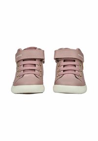 Růžové kožené vysoké tenisky s bílou gumovou podrážkou, s pozlacenými očky, elastickými tkaničkami a suchým zipem pro bezpečné upevnění.