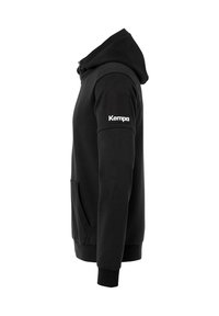 Sort hættetrøje lavet af blødt stof, med en kængurulomme, ribbede mansjetter, en hætte med snøre og et "Kempa" logo på ærmet.