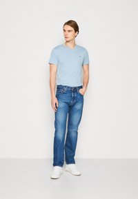 GANT SLIM SHIELD V NECK - Camiseta básica - hellblau