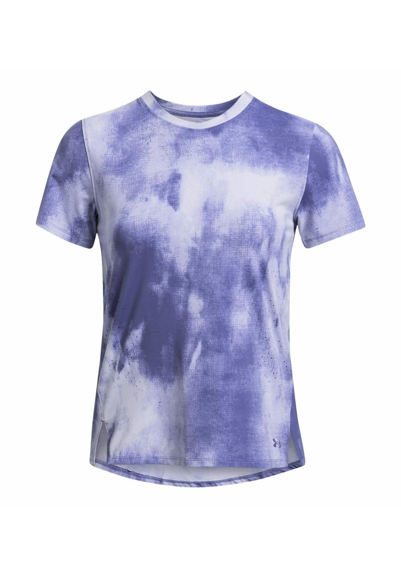 T-shirt sportivo a maniche corte con motivo tie-dye viola e bianco e piccolo logo vicino all'orlo inferiore su uno sfondo bianco.