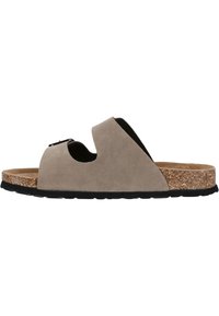 Beige Wildlederschlittensandale mit einem Korkfußbett, schwarzem Gummiaußensohle und einem verstellbaren Schnallenriemen. Offenes Design mit abgerundeter Form.