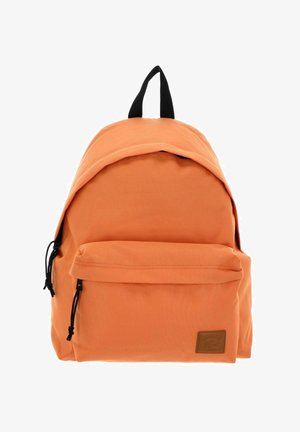 Sac à dos en tissu orange avec une poche avant zippée, des tirettes de fermeture éclair noires et une poignée supérieure noire.