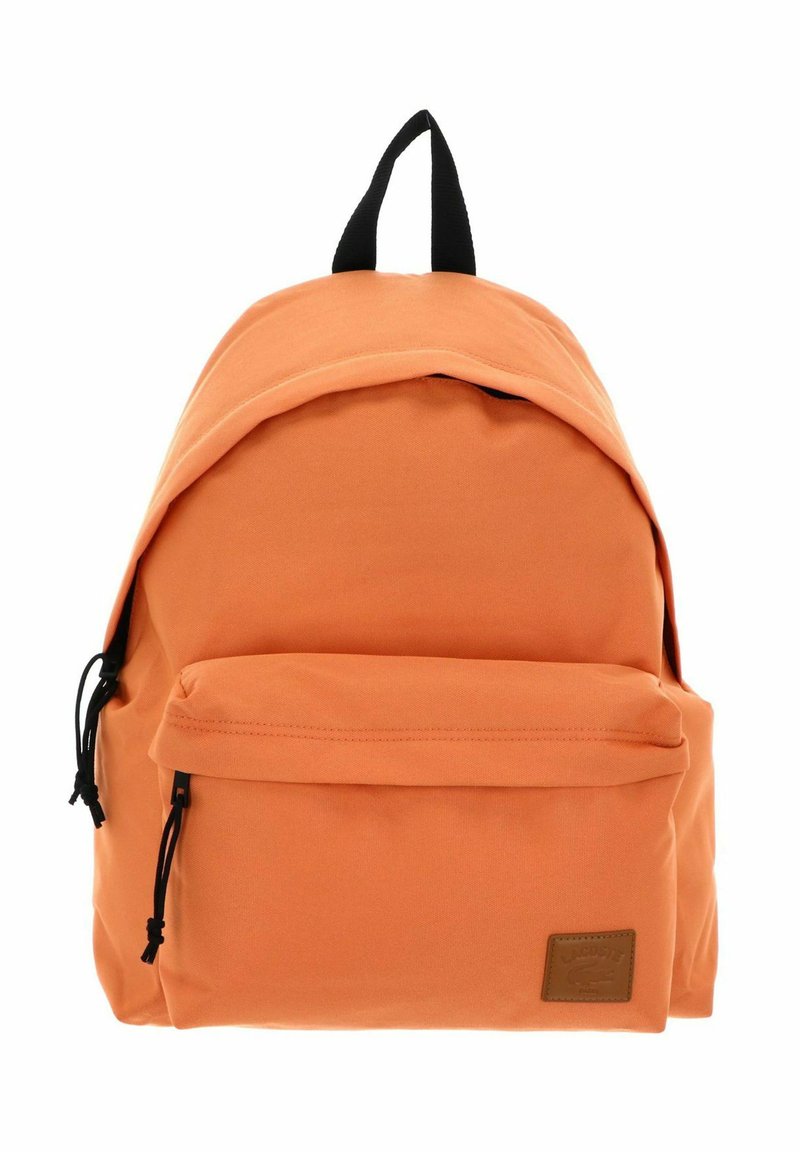 Oranger Stoffrucksack mit einer vorderen Reißverschlusstasche, schwarzen Reißverschlusszügen und einer schwarzen oberen Trageschlaufe.