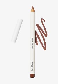 Matita labbra con astuccio bianco e punta marrone. Campione accanto in una tonalità marrone caldo. Testo che dice "Matita labbra açaí Ere Perez."