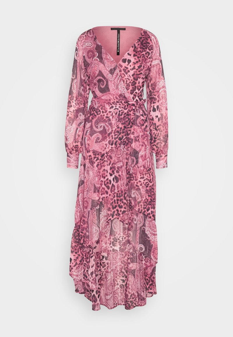 Lång rosa klänning med omslagsdesign, med leopard- och paisleymönster, långa ärmar och en volangnederdel. Tillverkad av ett lätt tyg.