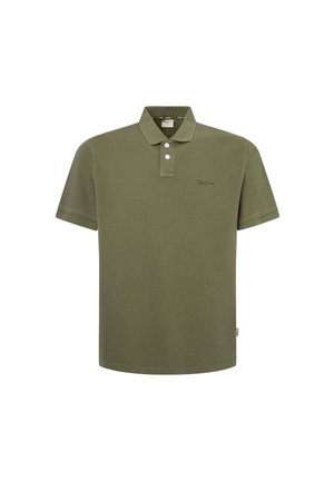 Olivovo zelená polo tričko vyrobené z mäkkého bavlneného materiálu; má golier, trojica gombíkov a malé logo na hrudi.