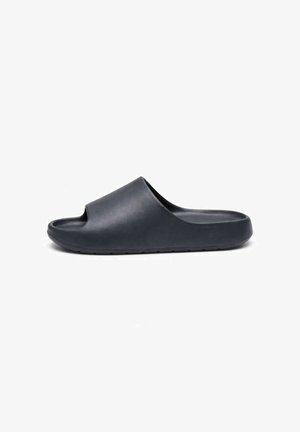 Sandale noire à enfiler avec orteil ouvert, semelle moulée et large bride couvrant le dessus du pied.