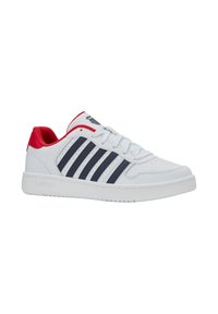 Weiße Sportsneakers aus synthetischem Material mit blauen Streifen, roten Akzenten an der Ferse und gepolstertem Kragen. K-Swiss-Logo an der Seite.